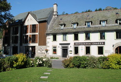 Vue extérieure de l'hôtel au printemps