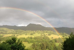 Arc en ciel sur le plomb du cantal